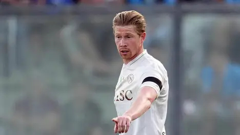 数百巴黎球迷齐聚金球奖颁奖典礼，究竟是怎样的情感与期待交织？